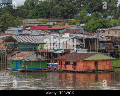 Pebas, Peru - Dezember 04, 2018: Blick auf Dorf am Ufer des Amazonas. Südamerika. Stockfoto