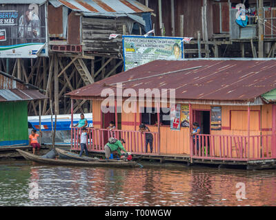 Pebas, Peru - Dezember 04, 2018: Blick auf Dorf am Ufer des Amazonas. Südamerika. Stockfoto