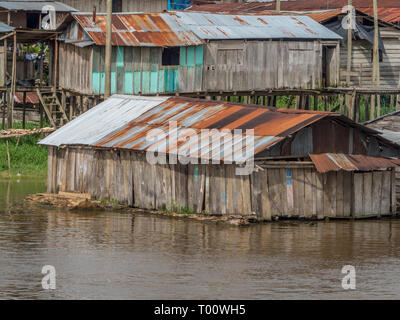 Pebas, Peru - Dezember 04, 2018: Blick auf Dorf am Ufer des Amazonas. Südamerika. Stockfoto