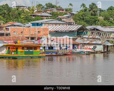 Pebas, Peru - Dezember 04, 2018: Blick auf Dorf am Ufer des Amazonas. Südamerika. Stockfoto