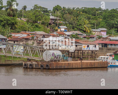 Pebas, Peru - Dezember 04, 2018: Blick auf Dorf am Ufer des Amazonas. Südamerika. Stockfoto