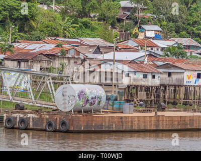 Pebas, Peru - Dezember 04, 2018: Blick auf Dorf am Ufer des Amazonas. Südamerika. Stockfoto