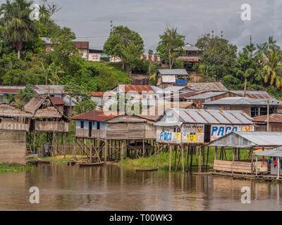 Pebas, Peru - Dezember 04, 2018: Blick auf Dorf am Ufer des Amazonas. Südamerika. Stockfoto