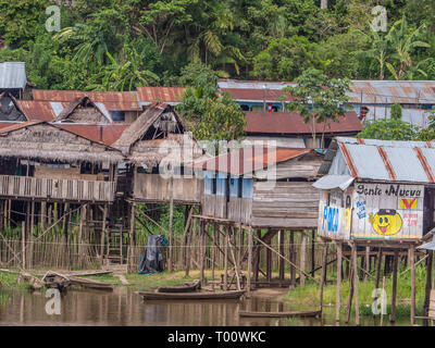 Pebas, Peru - Dezember 04, 2018: Blick auf Dorf am Ufer des Amazonas. Südamerika. Stockfoto