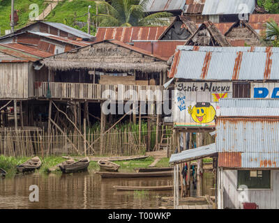 Pebas, Peru - Dezember 04, 2018: Blick auf Dorf am Ufer des Amazonas. Südamerika. Stockfoto