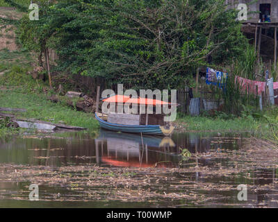 Pebas, Peru - Dezember 04, 2018: Blick auf Dorf am Ufer des Amazonas. Südamerika. Stockfoto