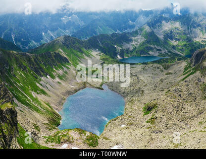 Tatra zur Gruppe von gletscherseen von Pfad zu Swinica Berg Kasprowy Wierch, Polen. Stockfoto