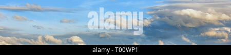 Summer Evening sky Panorama mit Fleece Wolken Hintergrund. Stockfoto