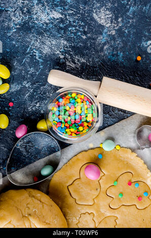Frohe Ostern Karte. Ostern Kekse, Stecklinge, candy Eier und Zutaten zum Backen gerollten Teig Teig Stockfoto