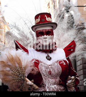 Frau gekleidet in traditionelle Maske und Kostüm für Karneval in Venedig, Venedig, Venetien, Italien Stockfoto