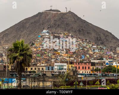 Lima, Peru - 07 Dezember, 2018: Teil des Slums an der Seite des Cerro San Cristobal, Anden, Lima, Peru Stockfoto