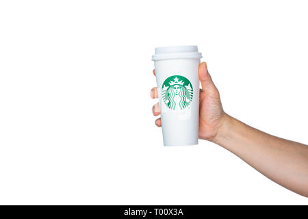 Chiang Mai, Thailand - 16. März 2019 - eines Menschen Hand hält eine Venti größe Starbucks Tasse mit seinem Logo auf weißem Hintergrund in Chiang Mai, Thailand Stockfoto