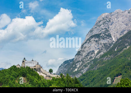 Alpen Berge Sommer Blick auf das Schloss (Österreich, Burg Hohenwerfen, entstand zwischen 1075 und 1078) Stockfoto