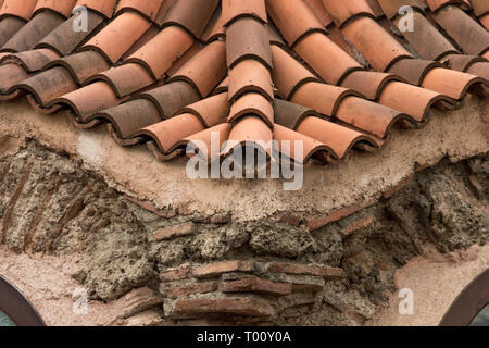 Dach juctions der traditionellen Mauerwerk Gebäude verdienen detaillierte Arbeiten, wie sie potenzielle Problembereiche sowohl für die strukturelle Integrität und die Verwaltung der Wa Stockfoto