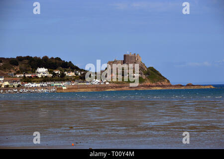 Der Strand auf der Royal Bay von Grouville und Gorey Hafen & Mount Orguell Schloss auf dem Küstenweg, Insel Jersey, Channel Isles, UK. Stockfoto