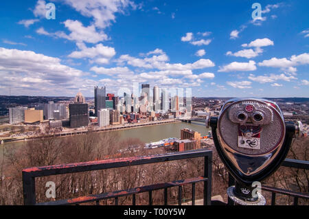 Ein Blick auf die Innenstadt von der Grandview übersehen in Mt Washington auf einem hellen Wintertag mit einem Turm Viewer im Schuß in Pittsburgh, PA, USA Stockfoto