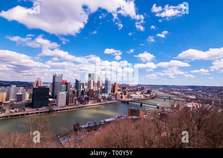 Ein Blick auf die Innenstadt von der Grandview übersehen in Mt Washington auf einem hellen Wintertag in Pittsburgh, Pennsylvania, USA Stockfoto