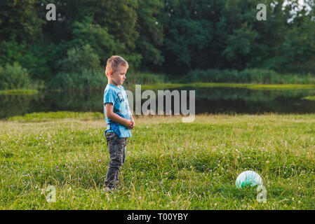 Wenig beleidigt junge allein stehende. Kopieren Sie Platz Stockfoto