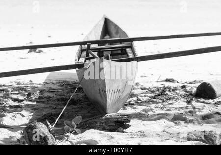 Ein Schwarz/Weiß-Studie einer Strände Auslegerboot in West Papua Stockfoto