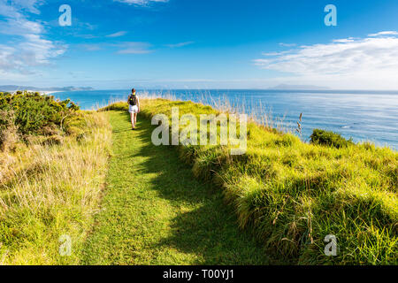 Walking Frau am Strand entlang Northland Neuseeland Stockfoto