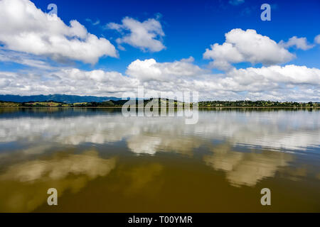 Fluss Refelction der Wolken und blauer Himmel noertland in der Nähe von Omapere Neuseeland. Stockfoto