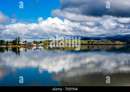 Fluss Refelction der Wolken und blauer Himmel noertland in der Nähe von Omapere Neuseeland. Stockfoto