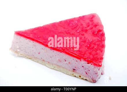 Stück Kuchen auf weißem Hintergrund. Käsekuchen mit Himbeeren Gelee. Still-Leben. Stockfoto