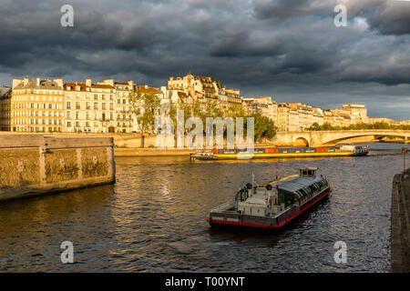 Boot Kreuzfahrt auf der Seine, bei Sonnenuntergang, Paris, Frankreich Stockfoto