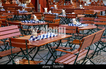 Biergarten mit bayerischer Dekoration Stockfoto