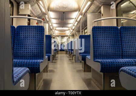 Reihen der Sitze im Zug Stockfoto