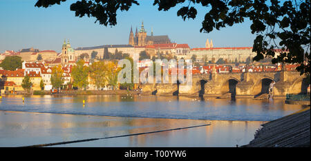 Prag - Karlsbrücke, Schloss und Kathedrale von der Promenade über die Moldau. Stockfoto