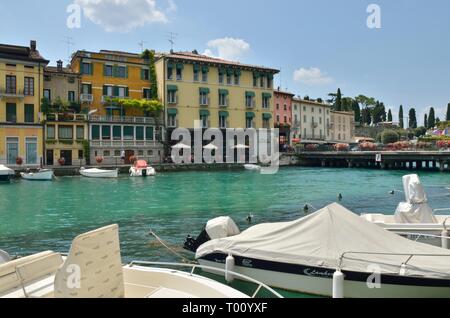 Peschiera del Garda, Italien - 7. August 2014: Boote in Peschiera del Garda, einem Dorf des Gardasees, in der Provinz Verona, in Venetien, habe Stockfoto