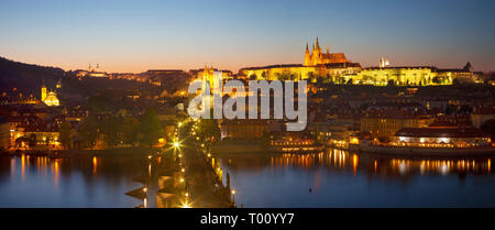 Prag - Karlsbrücke, Schloss und Kathedrale mit der Moldau in der Abenddämmerung. Stockfoto