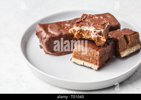 Vegane Schokolade Kakao Termine auf weißem Hintergrund. Auf Basis pflanzlicher Nahrung Konzept. Stockfoto