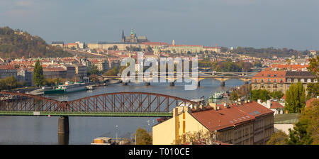 Prag - das Panorama der Stadt mit den Brücken und das Castel in der backgroun von Vysehrad. Stockfoto