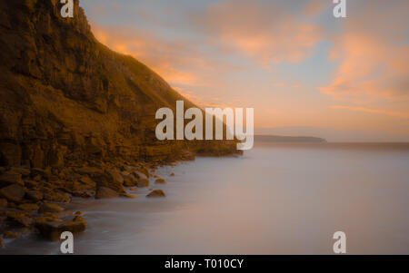 Sea Cliff bei Sonnenuntergang in der Nähe von Whitby, North Yorkshire Stockfoto