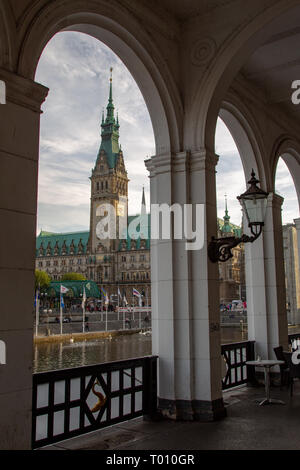 Hamburger Rathaus aus den Alsterarkaden im Zentrum von Hamburg, Deutschland gesehen. Stockfoto