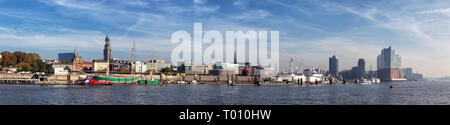 Panorama auf den Hafen von Hamburg mit der Elbphilharmonie. Stockfoto
