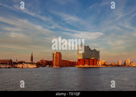 Elbphilharmonie im Hafen von Hamburg, Deutschland im Abendlicht. Stockfoto