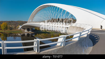 Prag - Die moderne Bogenbrücke Trójský am meisten. Stockfoto