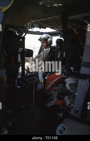 29. Oktober 1993 Der Pilot am Steuer eines U.S. Army Sikorsky UH-60 Black Hawk Hubschrauber, kurz vor dem Start von der UNOSOM HQ in Mogadischu, Somalia. Stockfoto