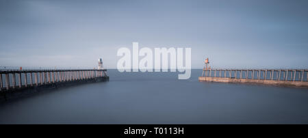 Die Piers am Whitby, North Yorkshire Stockfoto