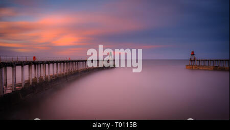 Sonnenuntergang auf den Piers, Whitby Whitby, North Yorkshire Stockfoto