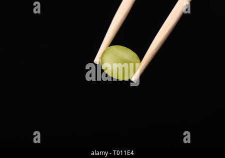 Grape berry in Stäbchen über schwarzen Hintergrund. Platz kopieren Stockfoto