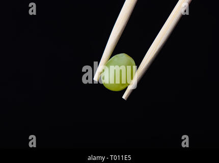 Grape berry in Stäbchen über schwarzen Hintergrund. Platz kopieren Stockfoto