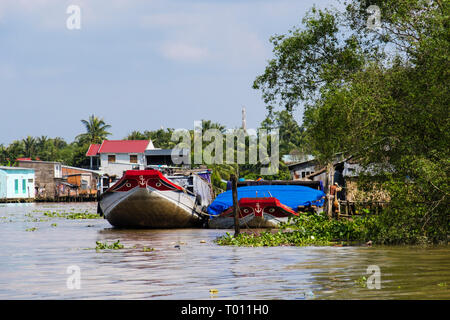 Traditionelle vietnamesische Haus Boote von pfahlbauten am Fluss im Mekong Delta Anker. Cai, Tien Giang Provinz, Vietnam, Asien Stockfoto