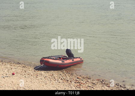 Gummi rot Motorboot auf dem Fluss Ufer Stockfoto