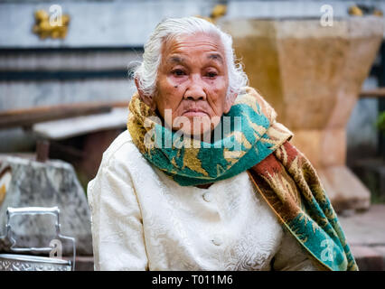 Alte Frau, die darauf wartet, Reis in der Almosenzeremonie am Morgen zu geben, Luang Prabang, Laos Stockfoto