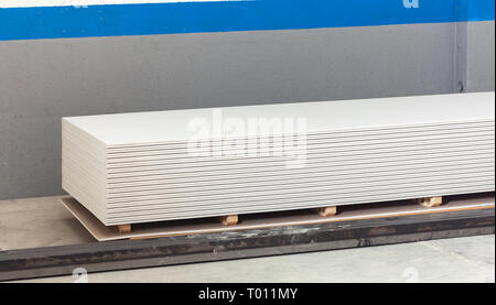 Stapeln von weiße Gipsplatten, Gipskarton oder Gipskarton. Stockfoto