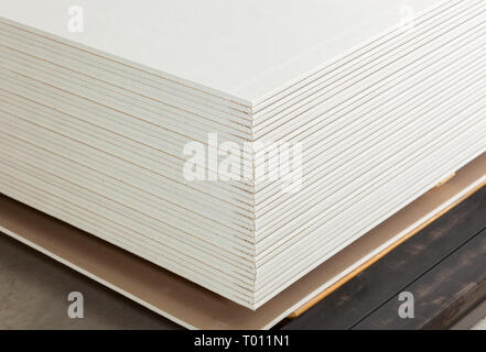 Stapeln von weiße Gipsplatten, Gipskarton oder Gipskarton. Stockfoto